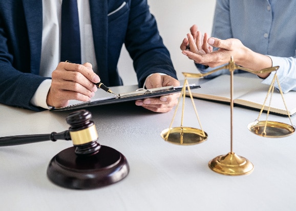 Workplace Injury Lawyer On A Free Consultation With A Victim In LV
